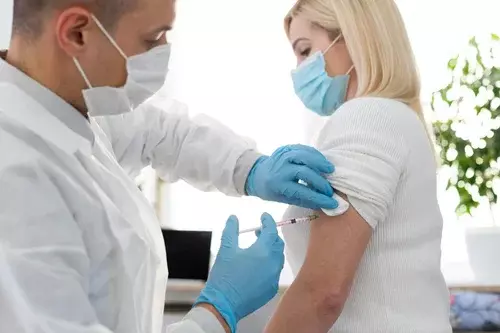 врач проводит процедуру кодирования препаратом «Дисульфирам»